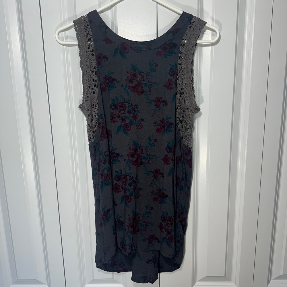 Gimmicks Tank Top Small Gray Floral Crochet Lace Sleeveless BKE Whimsigoth Gypsy